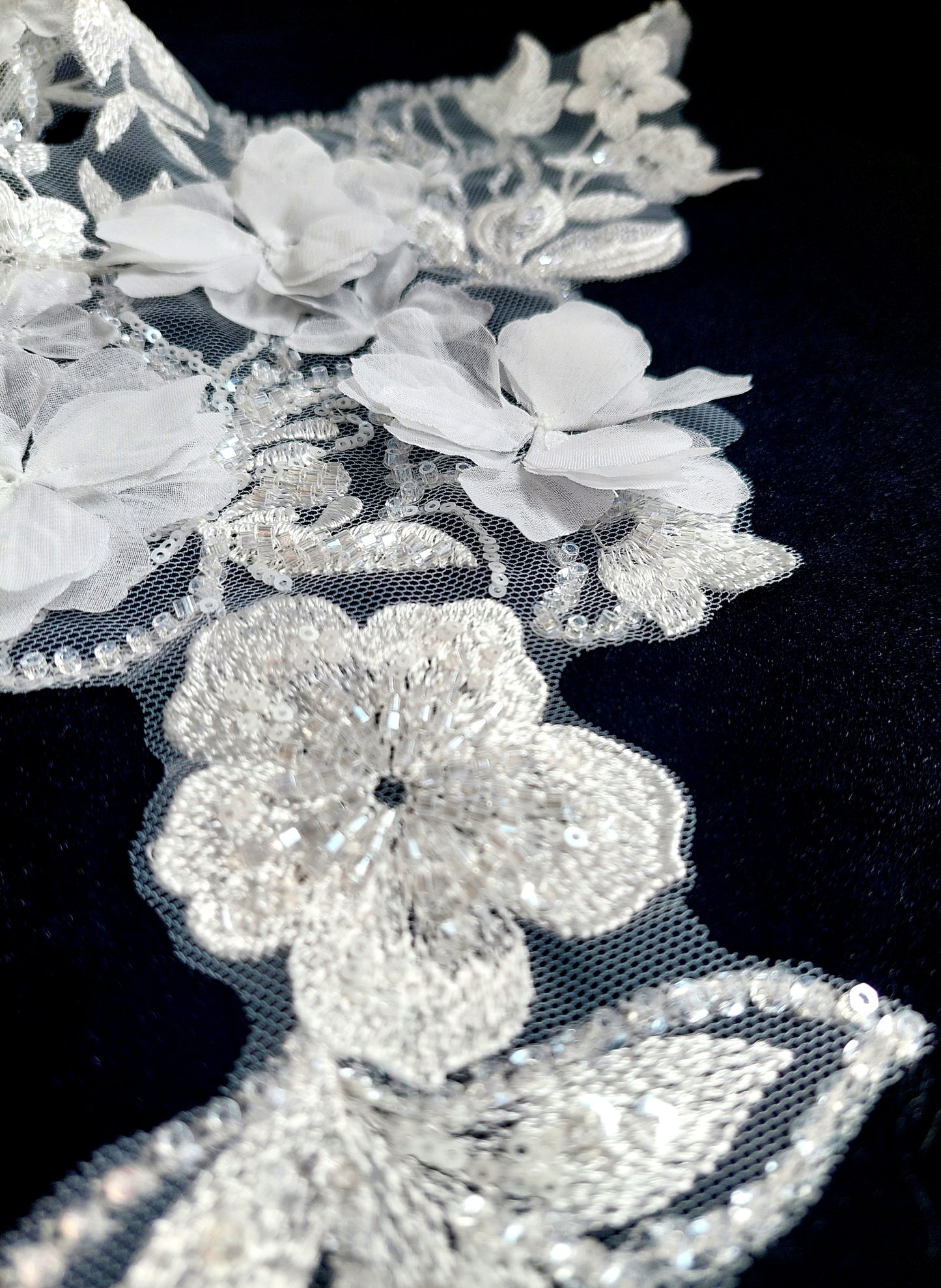 Spitze mit floralem Muster
