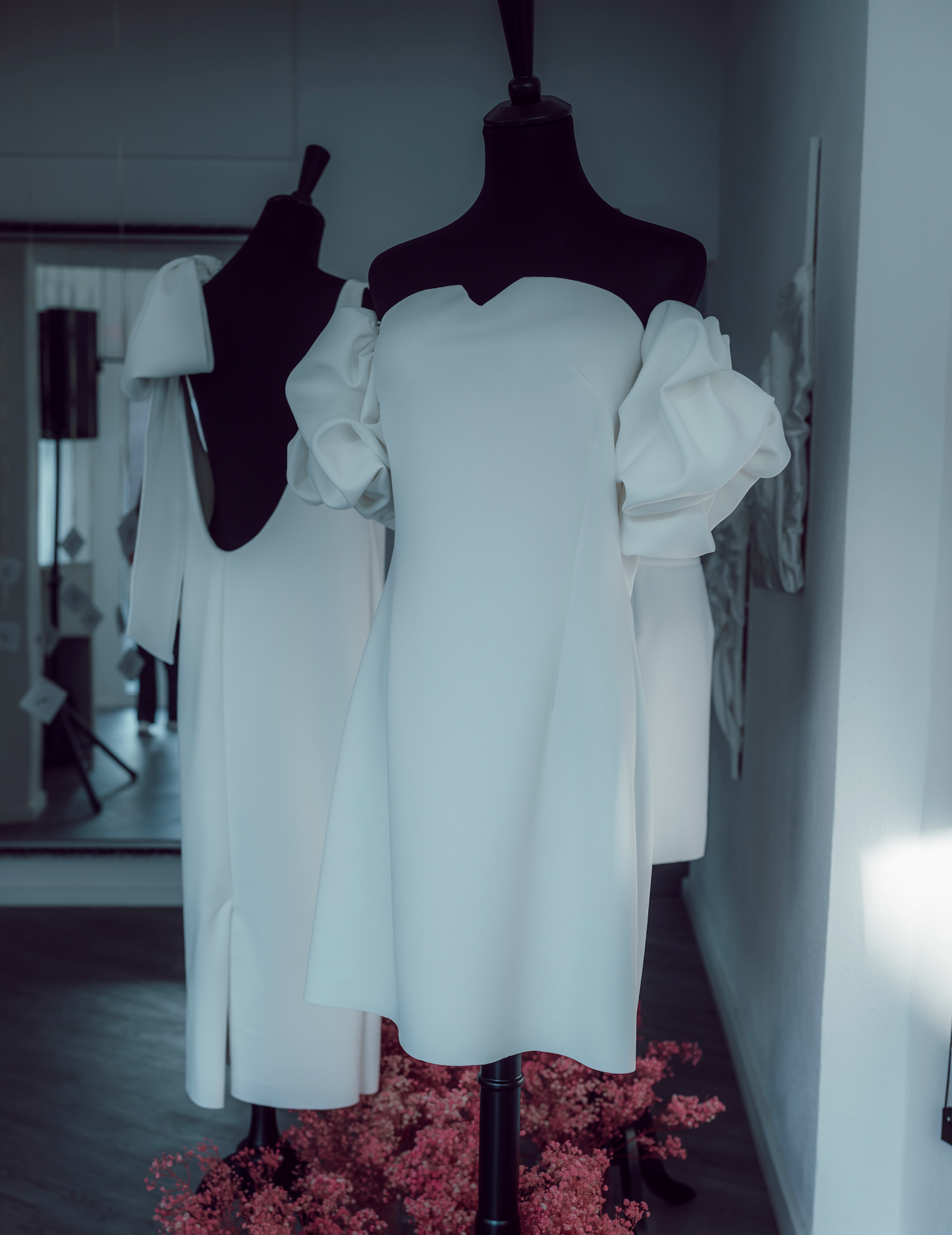 Kurzes Kleid mit Puffärmeln