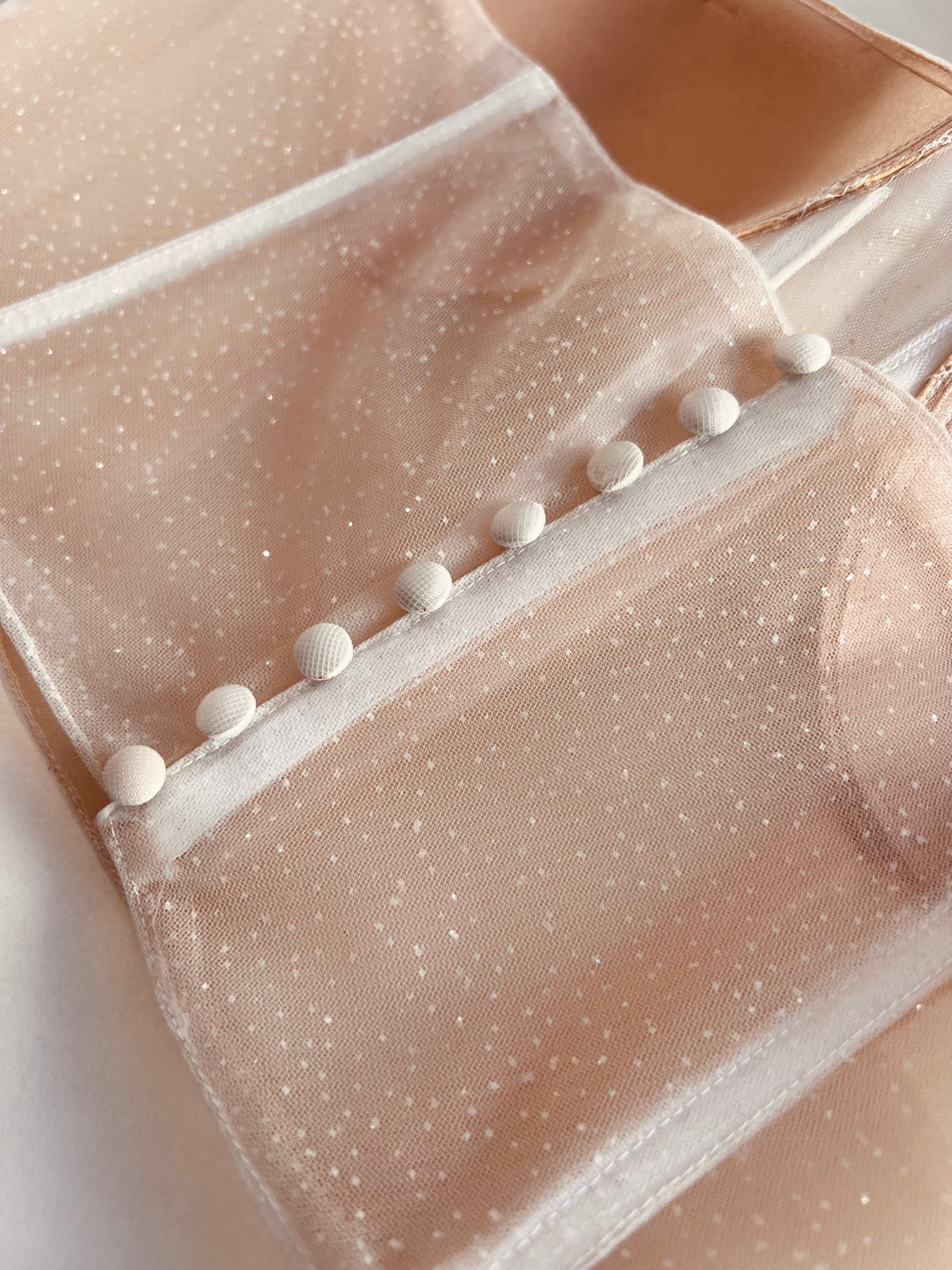 Elegante Brautcorsage mit Knopfleiste
