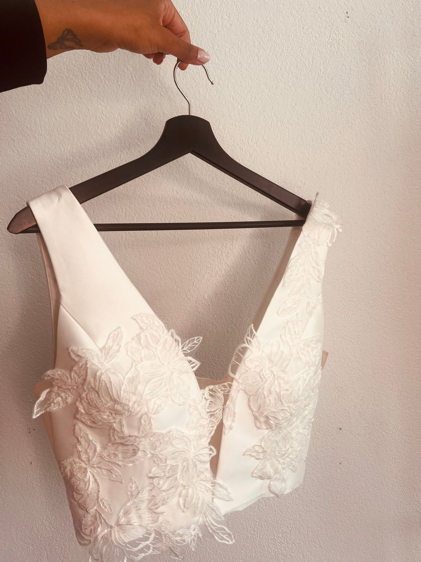 Brautoberteil V-Ausschnitt mit feiner Blumenspitze