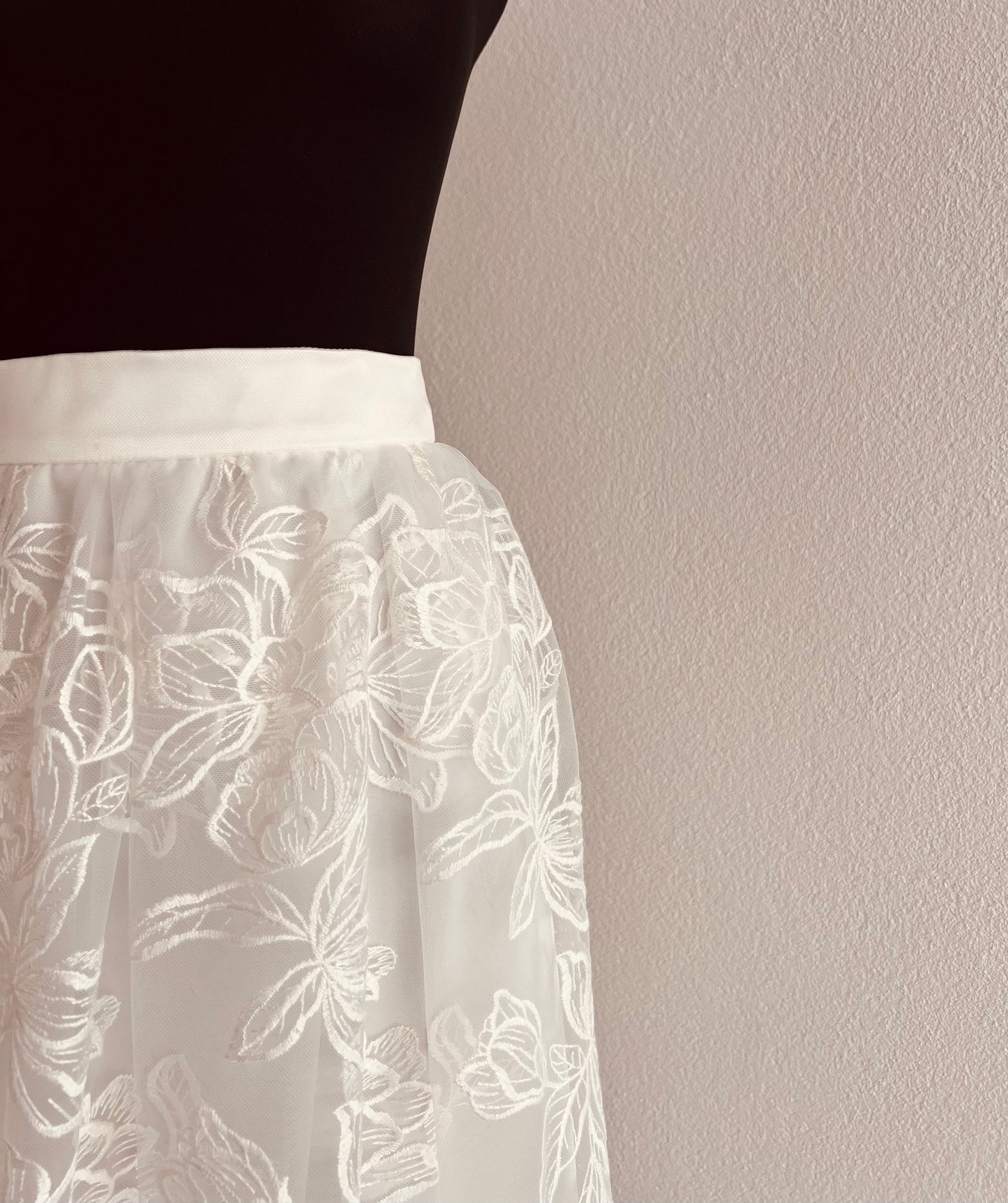 Brautrock mit Spitze aus Blumenmuster