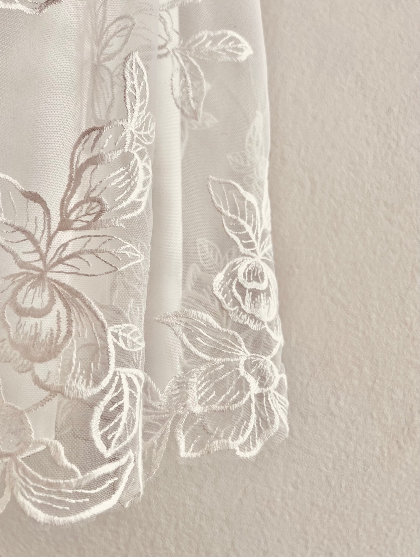 Brautrock mit Spitze aus Blumenmuster