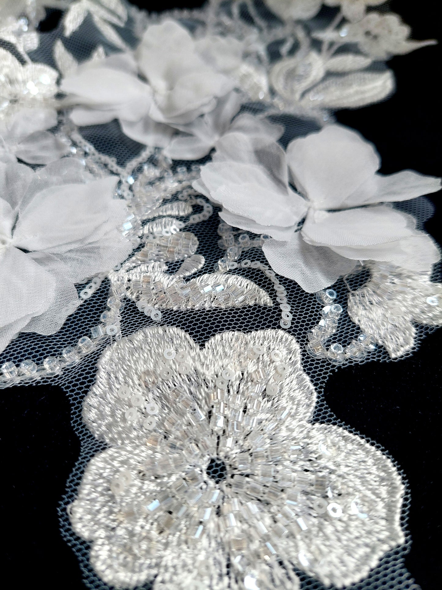 Spitze mit floralem Muster