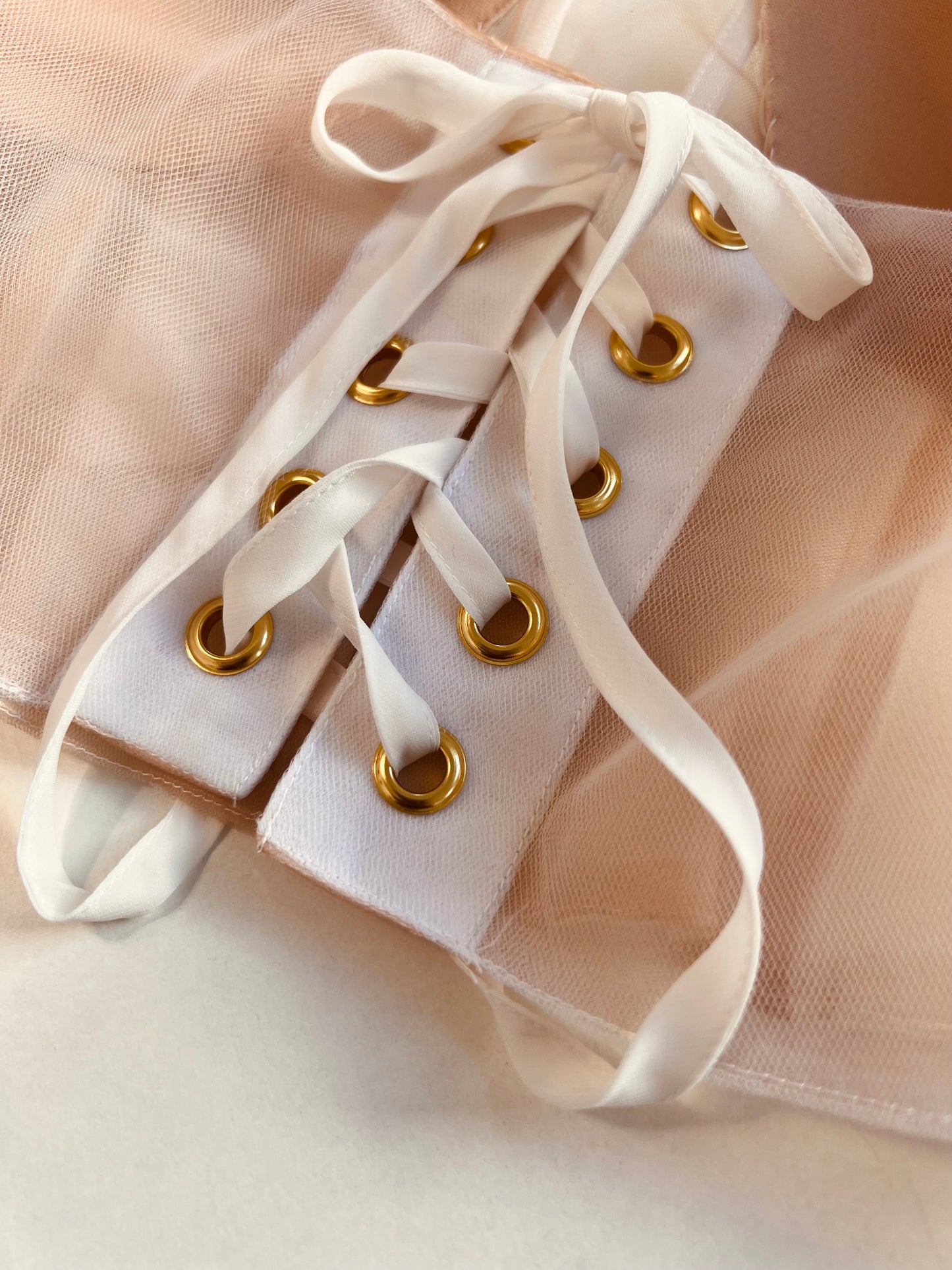 Corsage aus feinstem Tüll mit Schnürung