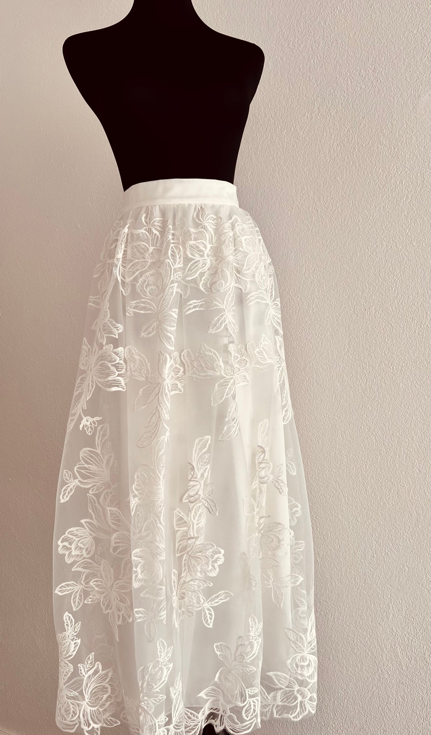 Brautrock mit Spitze aus Blumenmuster